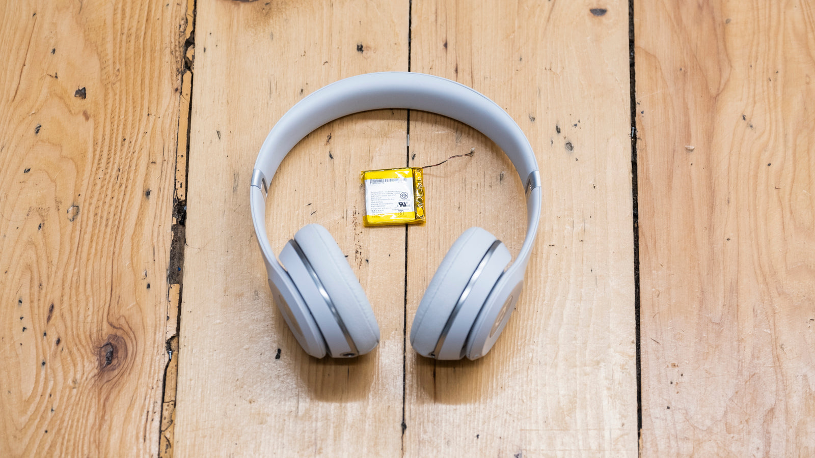 How to Replace the Battery in Beats Solo 2 Wireless Headphones